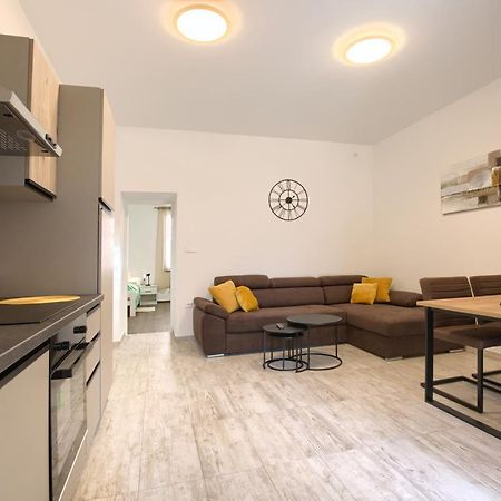 Amphitheater 3+2 Modern Apartment With Terrace, Wifi, Netflix プーラ エクステリア 写真