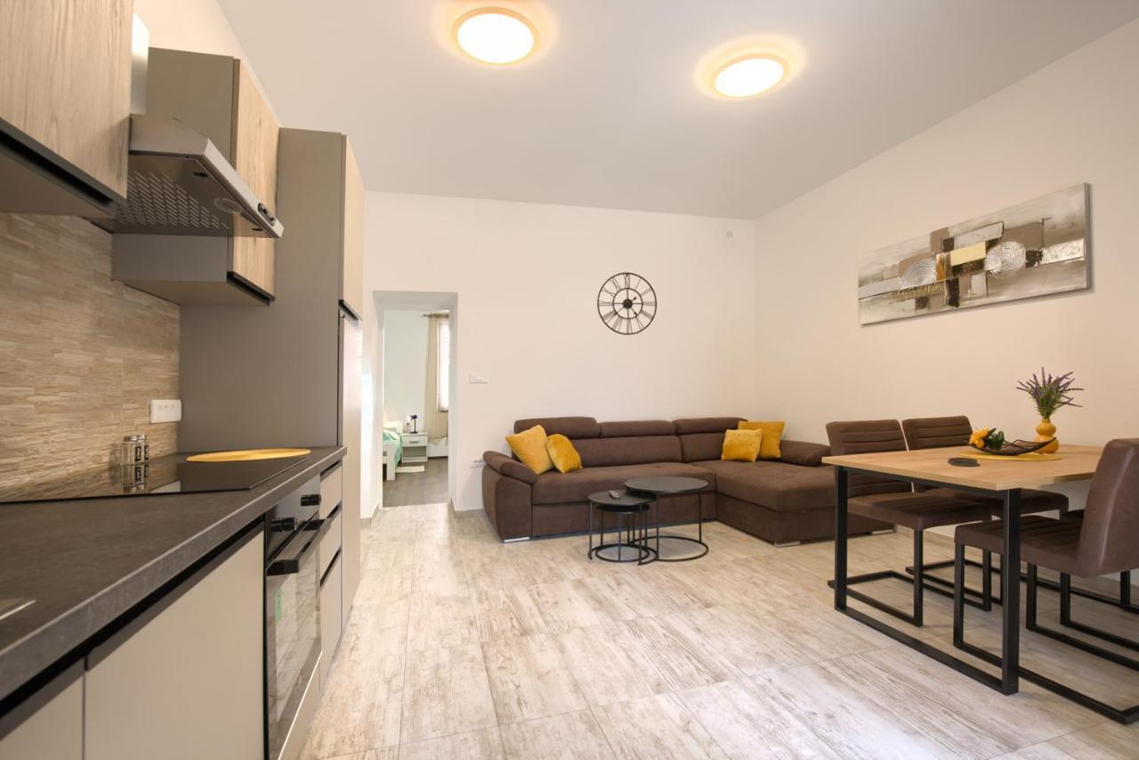 Amphitheater 3+2 Modern Apartment With Terrace, Wifi, Netflix プーラ エクステリア 写真