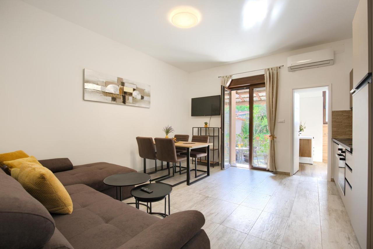 Amphitheater 3+2 Modern Apartment With Terrace, Wifi, Netflix プーラ エクステリア 写真