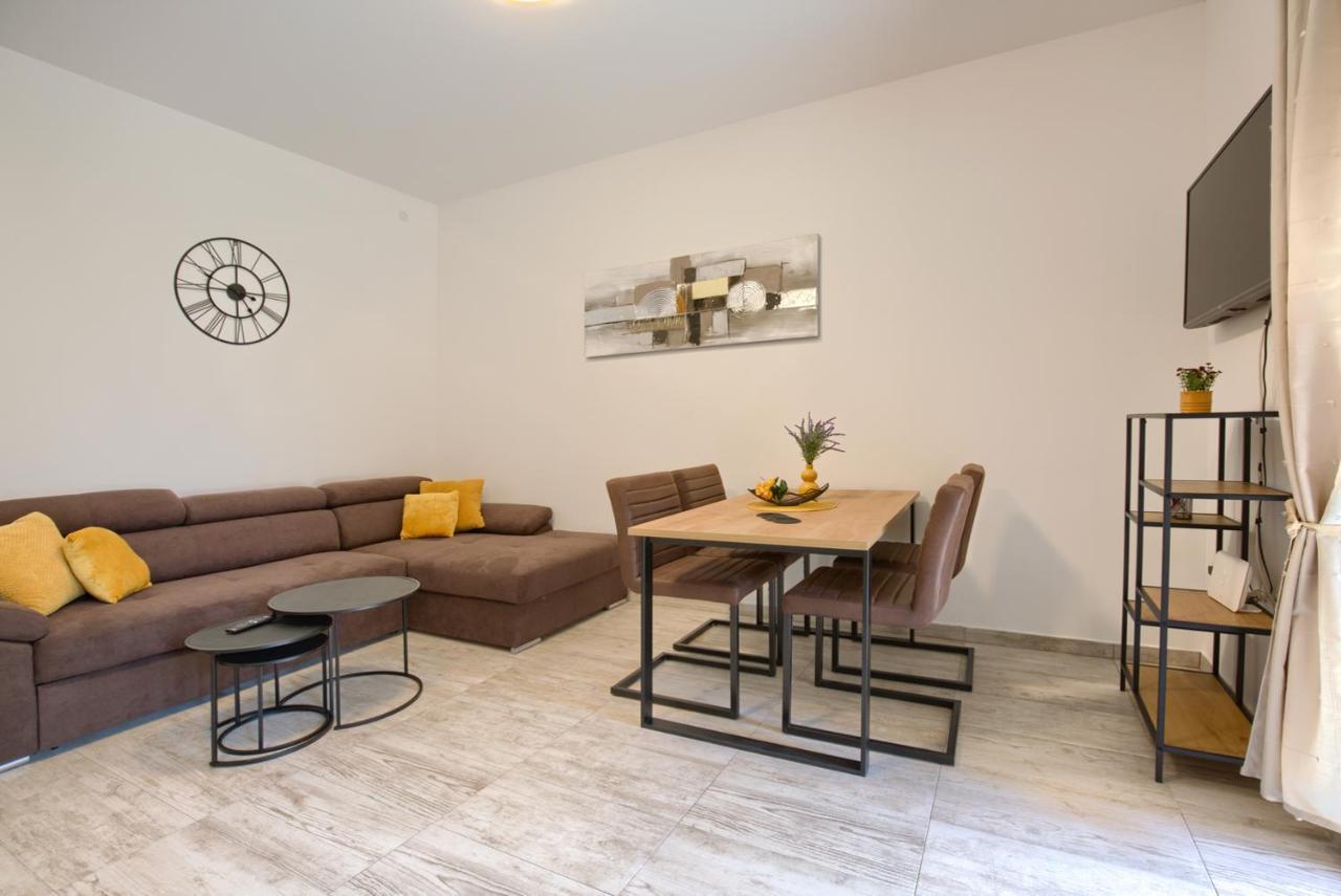 Amphitheater 3+2 Modern Apartment With Terrace, Wifi, Netflix プーラ エクステリア 写真